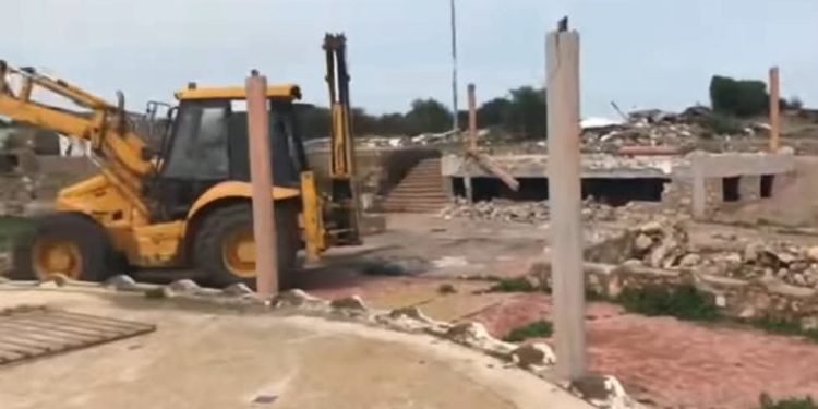 هدم مقهى “سندس” الشهير بالحوزية..بين تطبيق القانون وحنين الزوار
